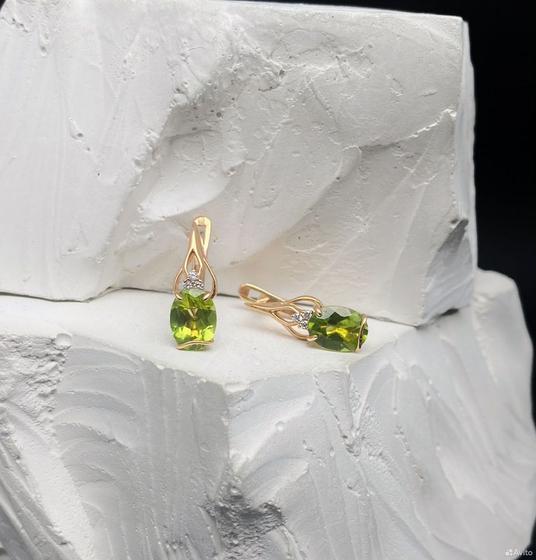 Золотые серьги с камнями 375пр. вес: 2,51гр