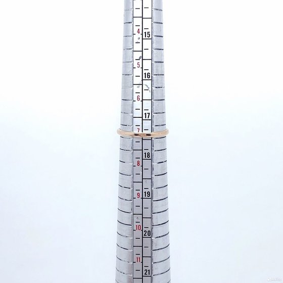 Золотое кольцо с камнями 585пр. размер: 17,4