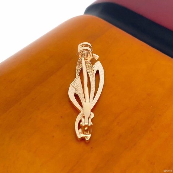 Золотая брошь 585пр. вес: 1,75гр