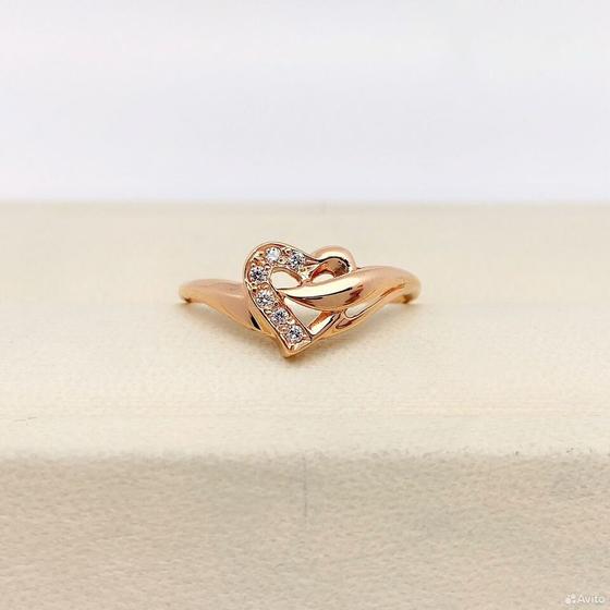 Золотое кольцо с камнями 585пр. размер: 15,9