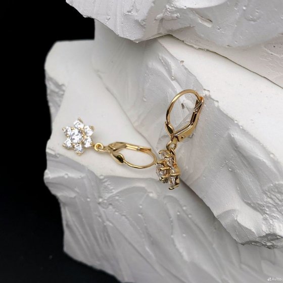 Золотые серьги с камнями 585пр. вес: 3,15гр