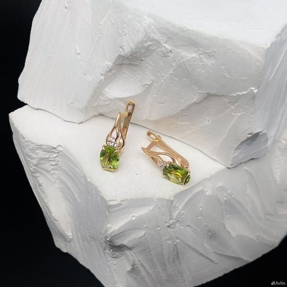 Золотые серьги с камнями 375пр. вес: 2,51гр