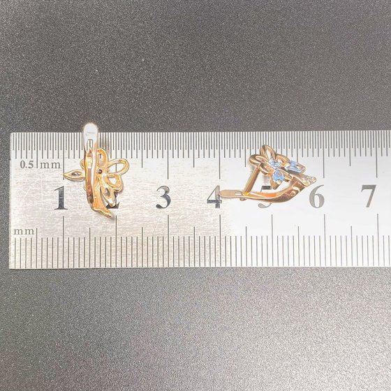 Золотые серьги с камнями 585пр. вес: 2,24гр