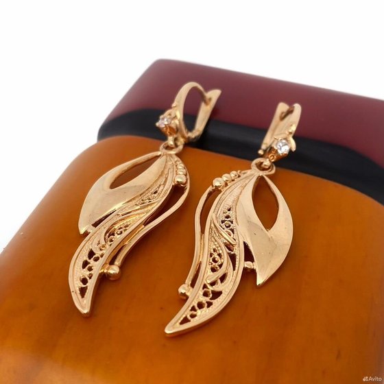 Золотые серьги с камнями 585пр. вес: