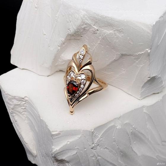 Золотое кольцо с камнями 585пр. размер: 19,5