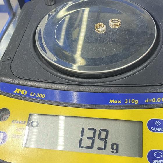 Золотые серьги с камнями 585пр. вес: 1,39гр