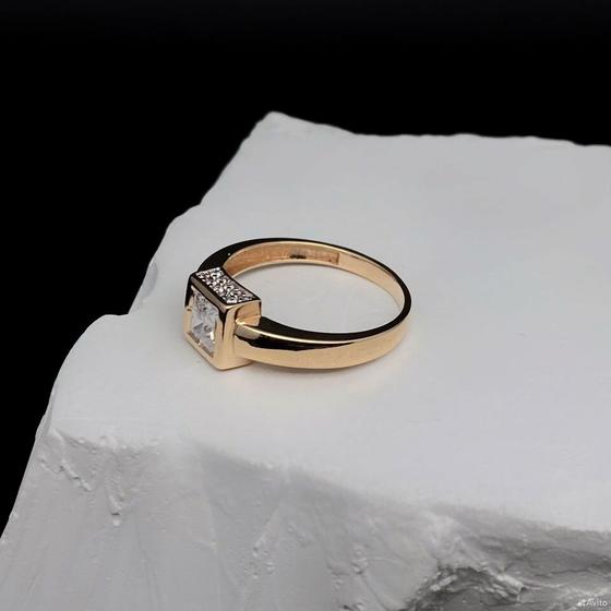Золотое кольцо с камнями 585пр. размер: 16,5