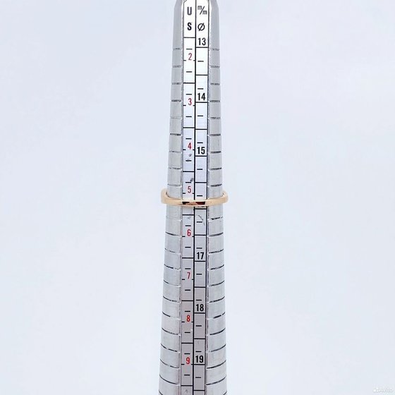 Золотое кольцо с камнями 585пр. размер: 15,9