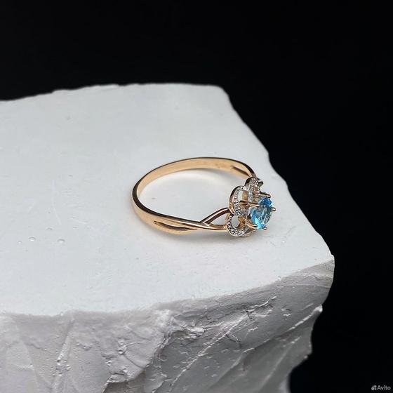 Золотое кольцо с камнями 375пр. размер: 19,2