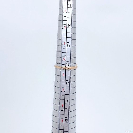 Золотое кольцо с камнями 585пр. размер: 16,1