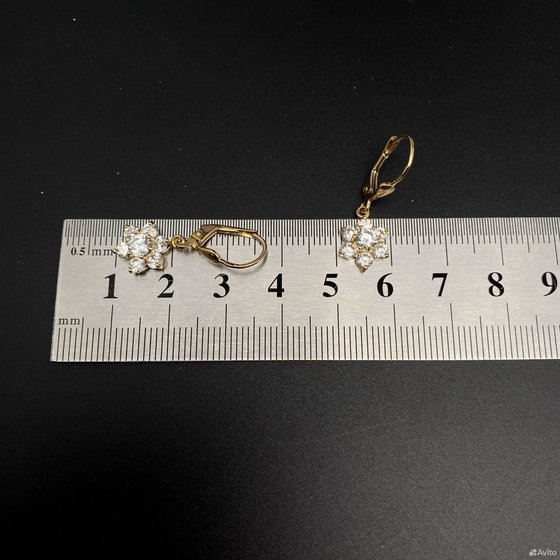 Золотые серьги с камнями 585пр. вес: 3,15гр