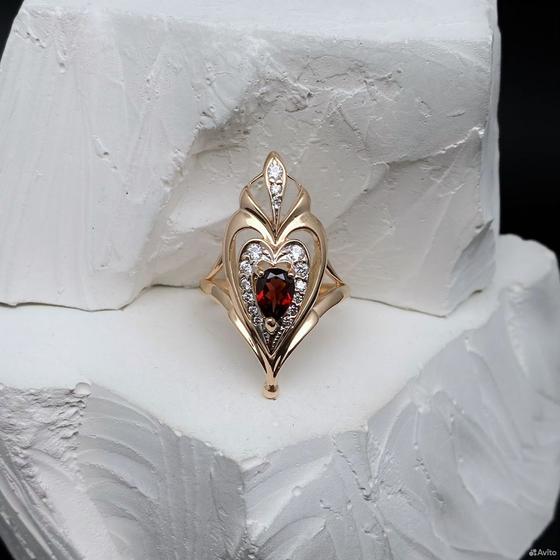 Золотое кольцо с камнями 585пр. размер: 19,5