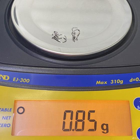 Золотые серьги с бриллиантами 585пр. вес: 0,85гр