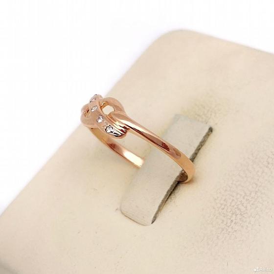 Золотое кольцо с камнями 585пр. размер: 15,9