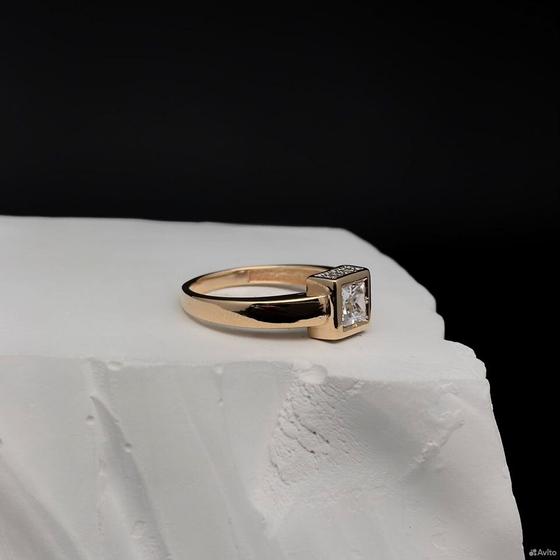 Золотое кольцо с камнями 585пр. размер: 16,5